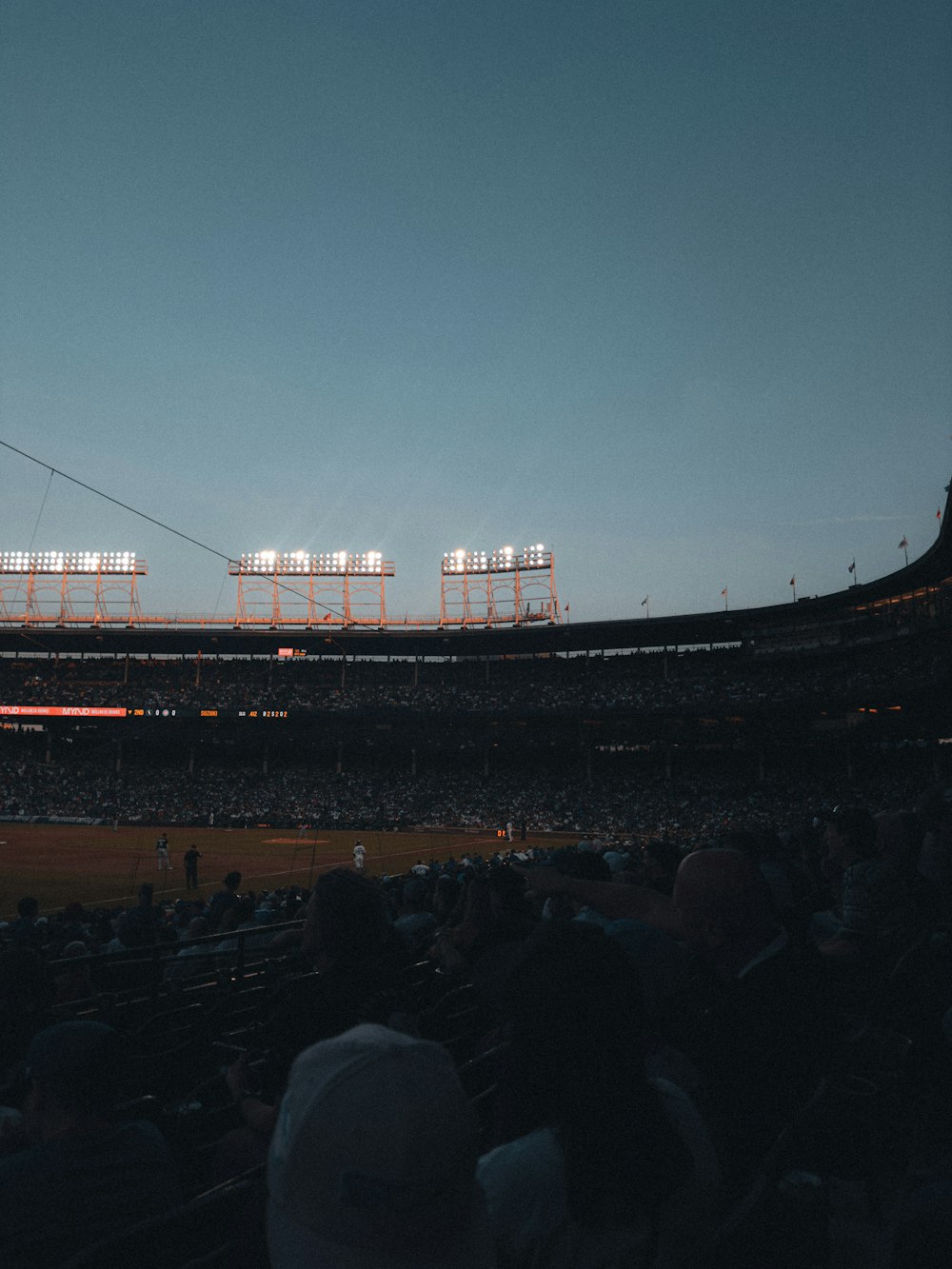 Un estadio de béisbol lleno de mucha gente