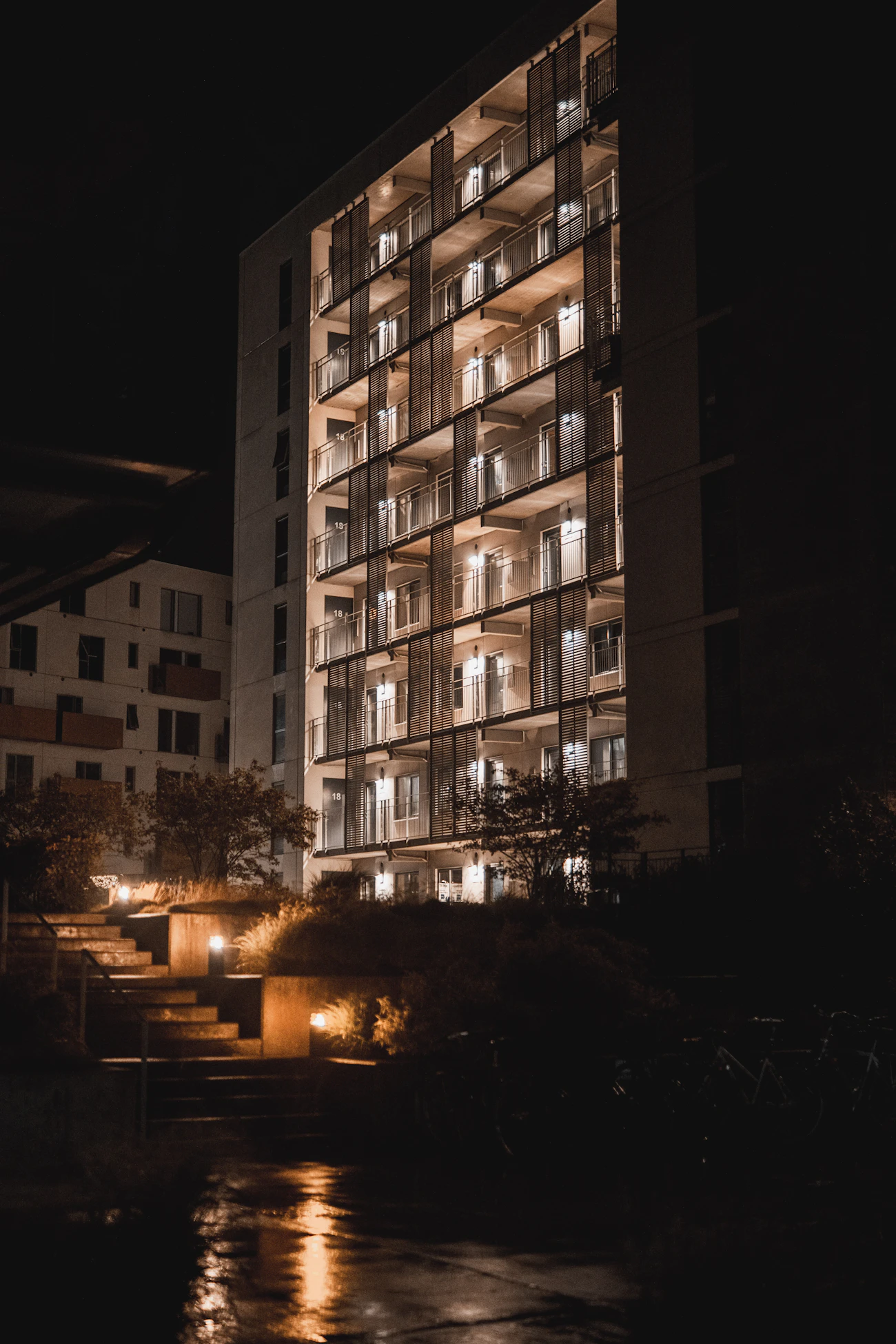 夜に明かりがついた集合住宅の外観
