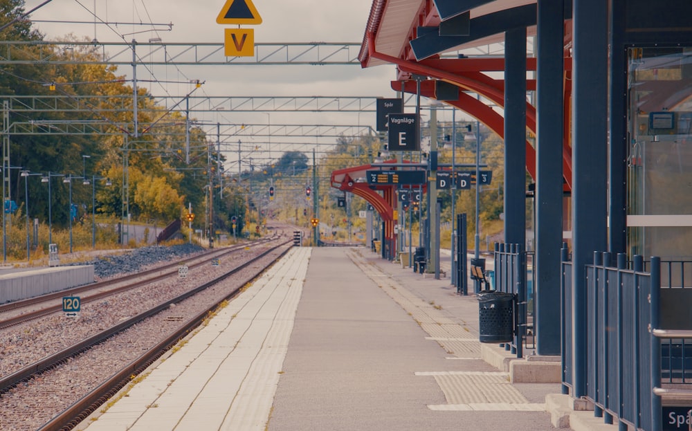 uma estação de trem com um trem nos trilhos