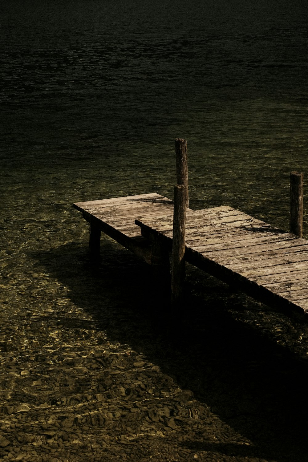 ein hölzernes Dock, das auf einem Gewässer sitzt