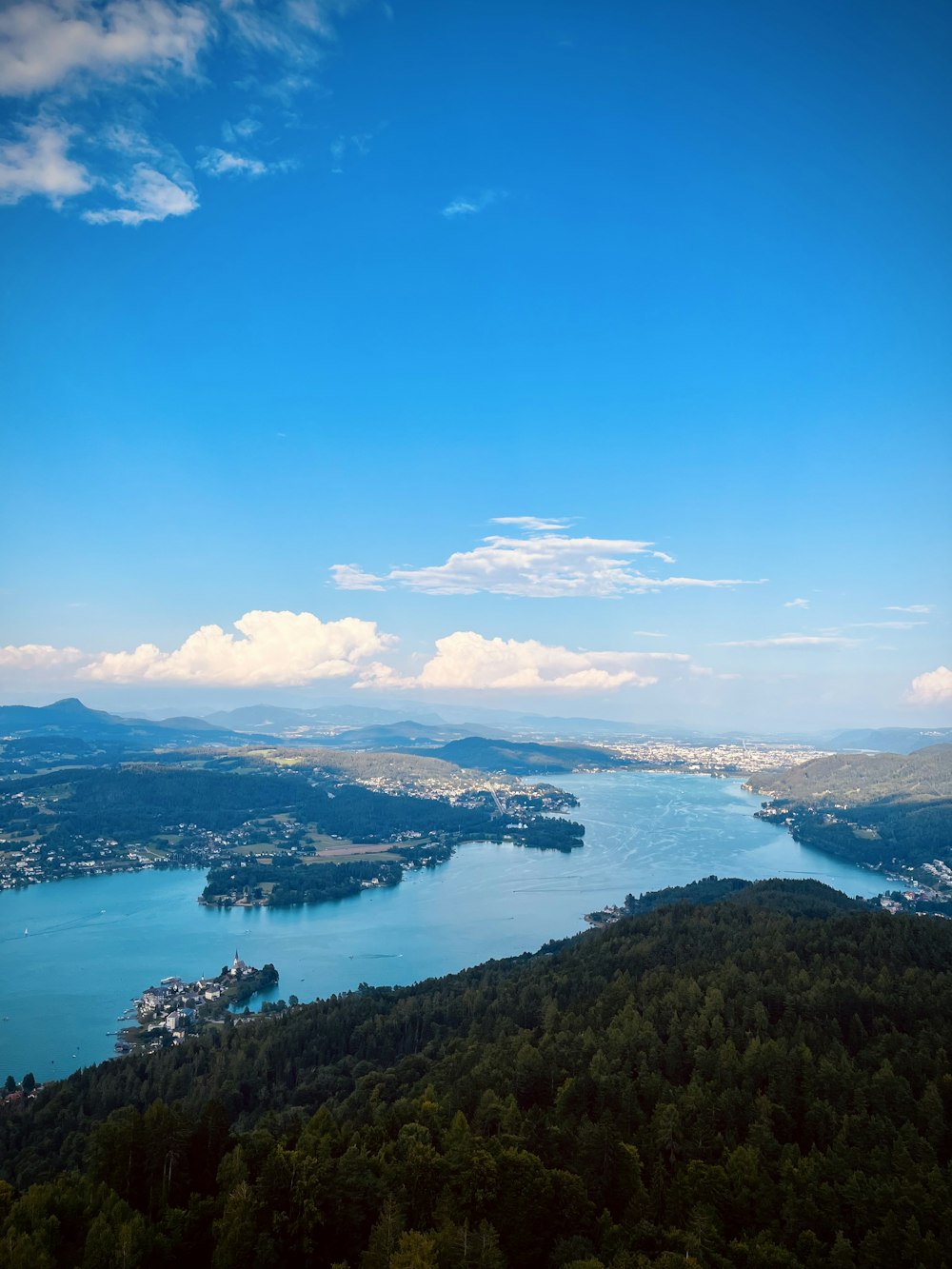 Una vista panorámica de un lago rodeado de árboles