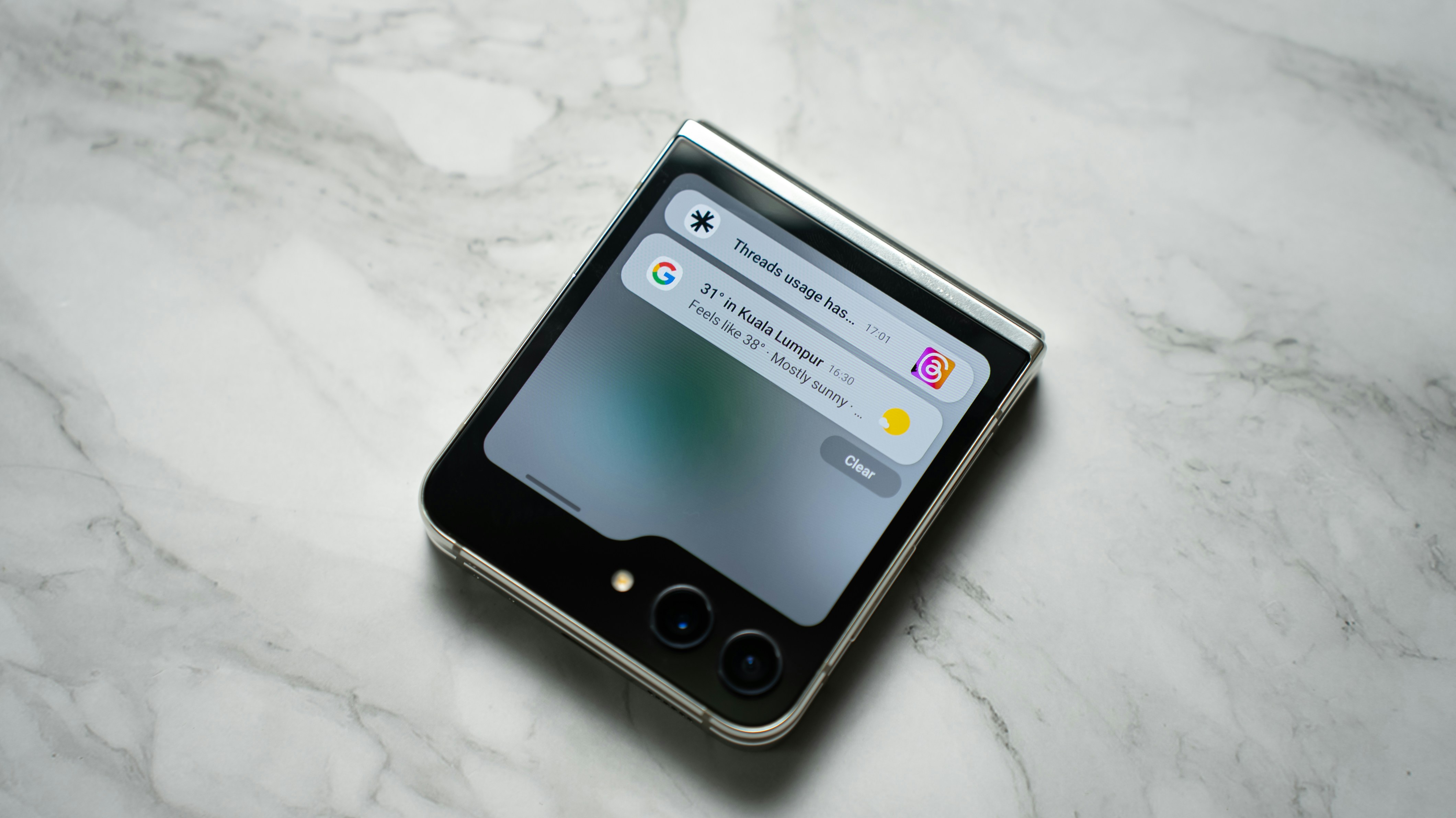 Bocoran Moto Razr 60: Ungkap Desain Cover Display yang Lebih Besar