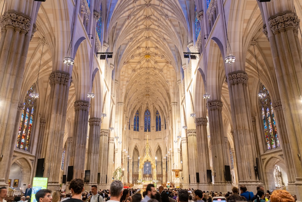 uma grande catedral cheia de pessoas