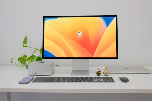 Minimalist desk setup with Saipos and Pihub logos displayed on the screen and wall.