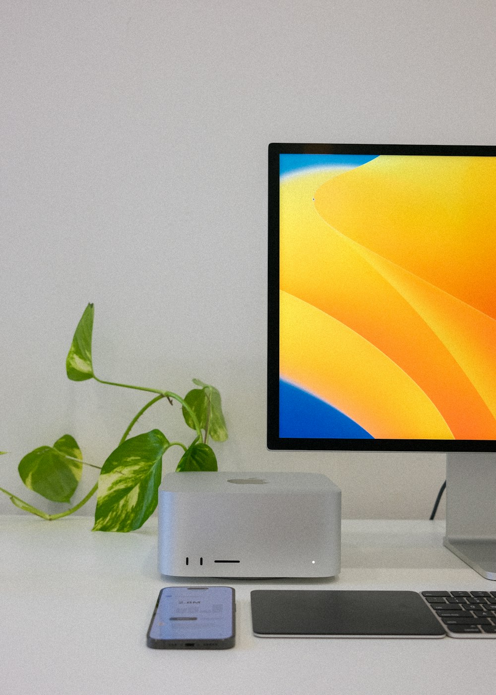 Un computer desktop seduto sopra una scrivania bianca