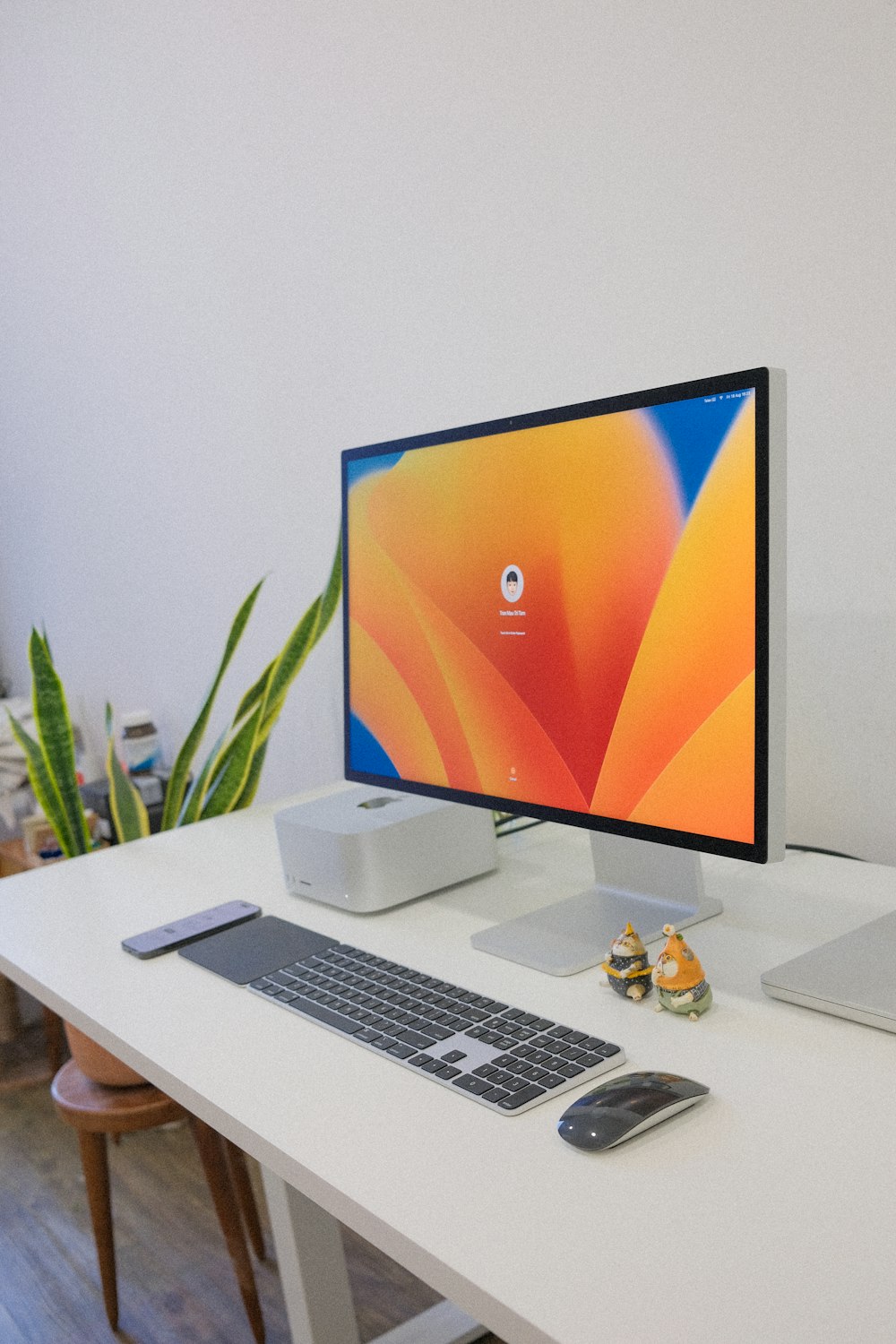 un ordinateur de bureau posé sur un bureau blanc