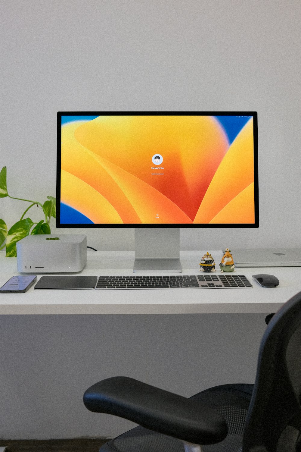 Un computer desktop seduto sopra una scrivania bianca