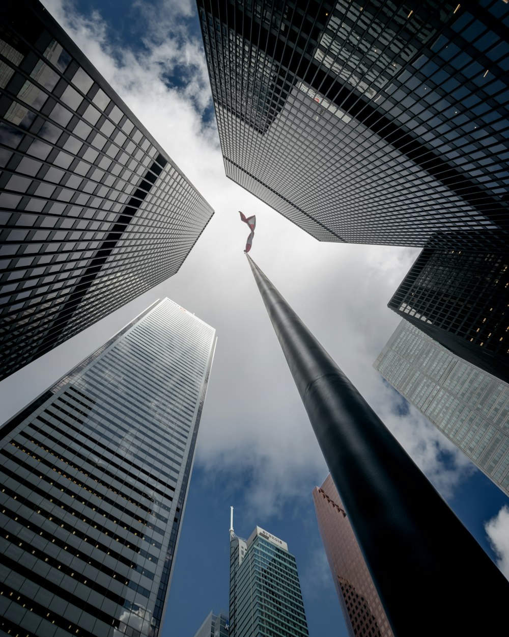 Una persona parada en medio de un grupo de edificios altos