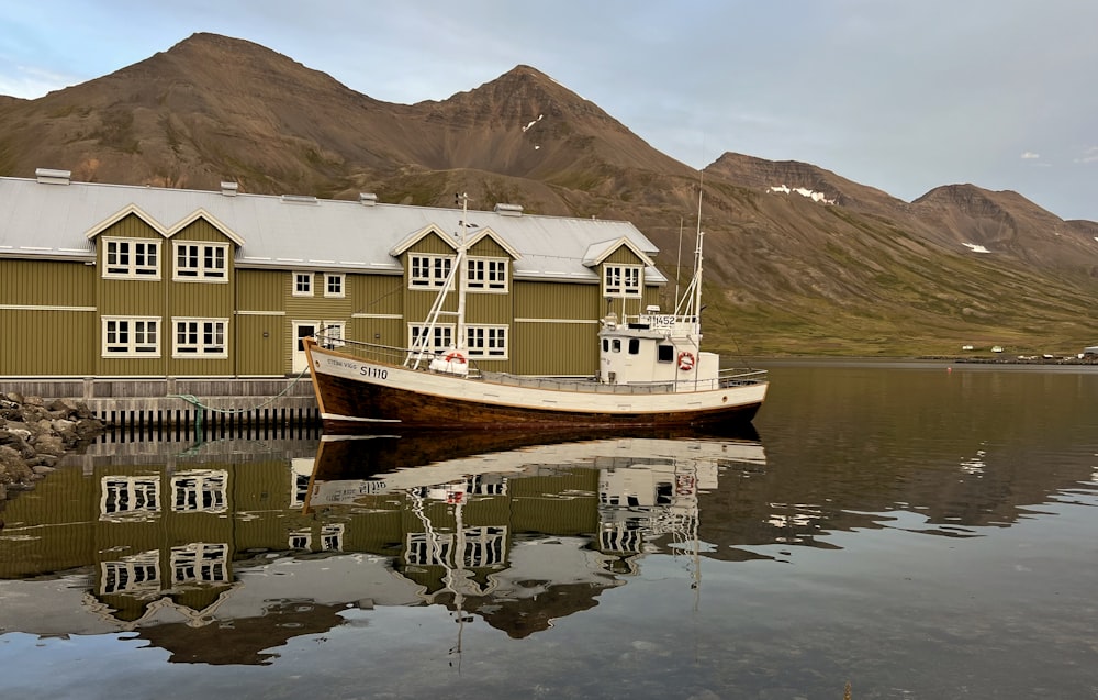 a boat sitting in the water next to a building