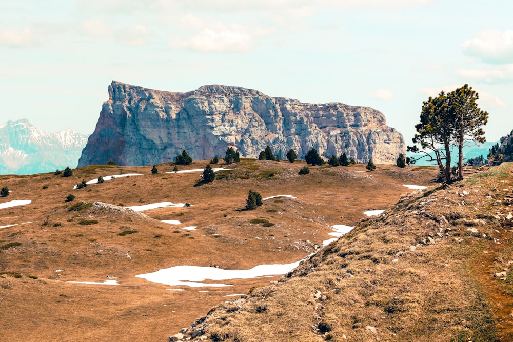 Una vista de una cadena montañosa con nieve en el suelo