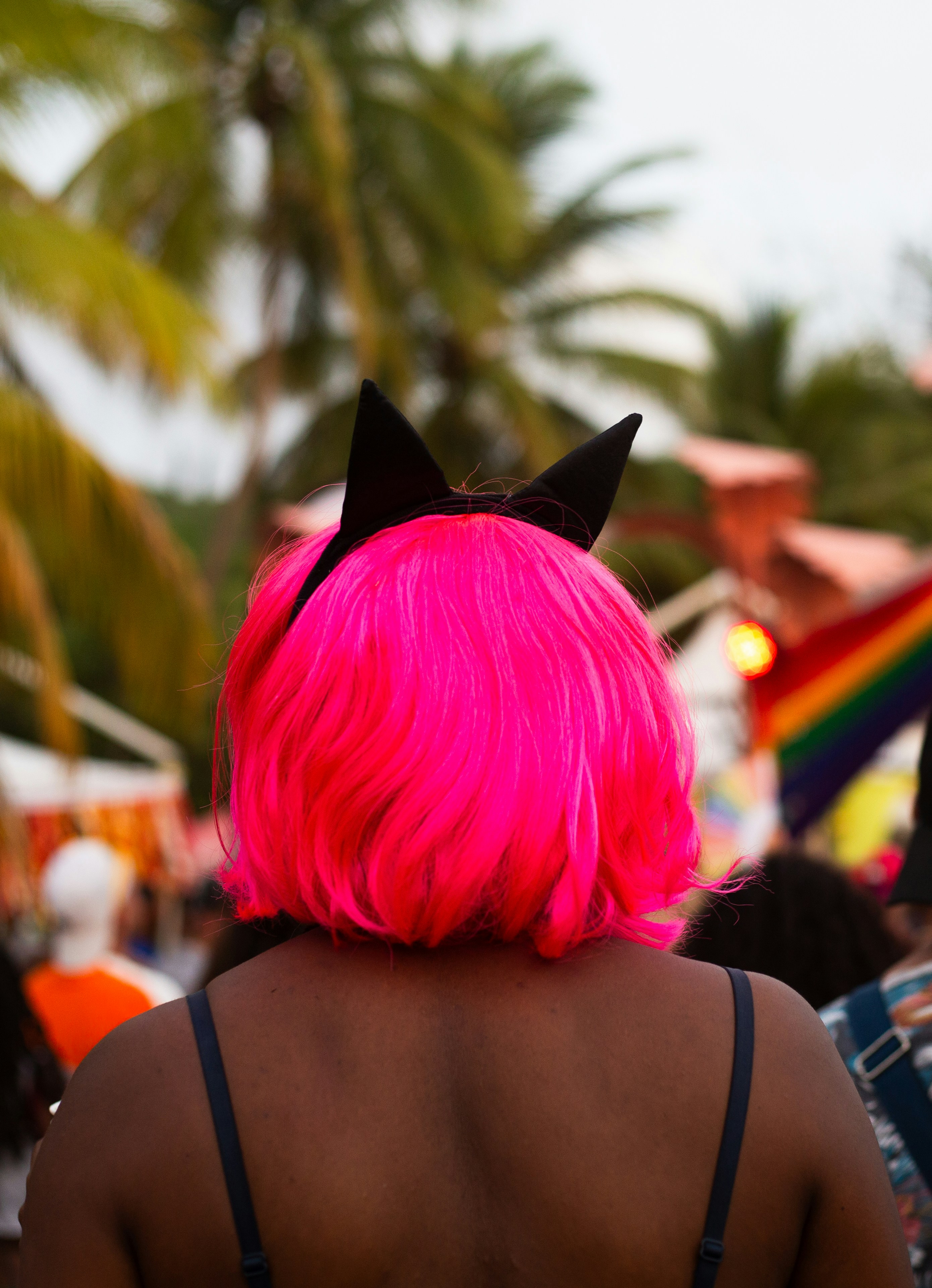 eine Person mit rosa Haaren und schwarzen Ohren