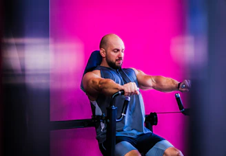 sportif sur une machine de musculation