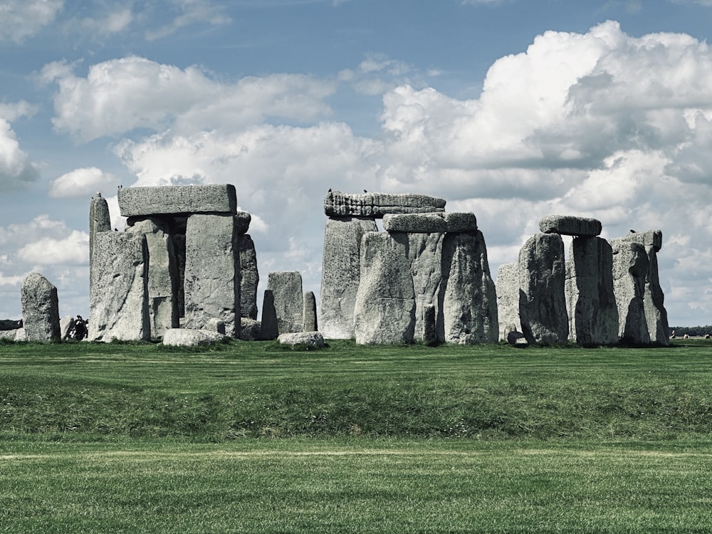 un grande gruppo di rocce in un campo