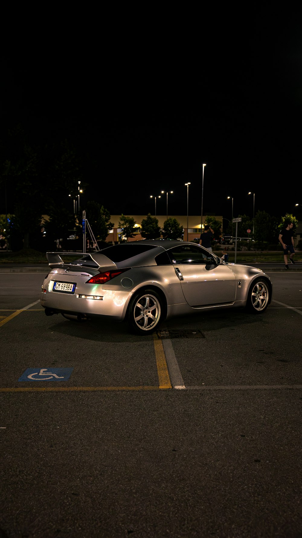 Ein silberner Sportwagen, der auf einem Parkplatz geparkt ist