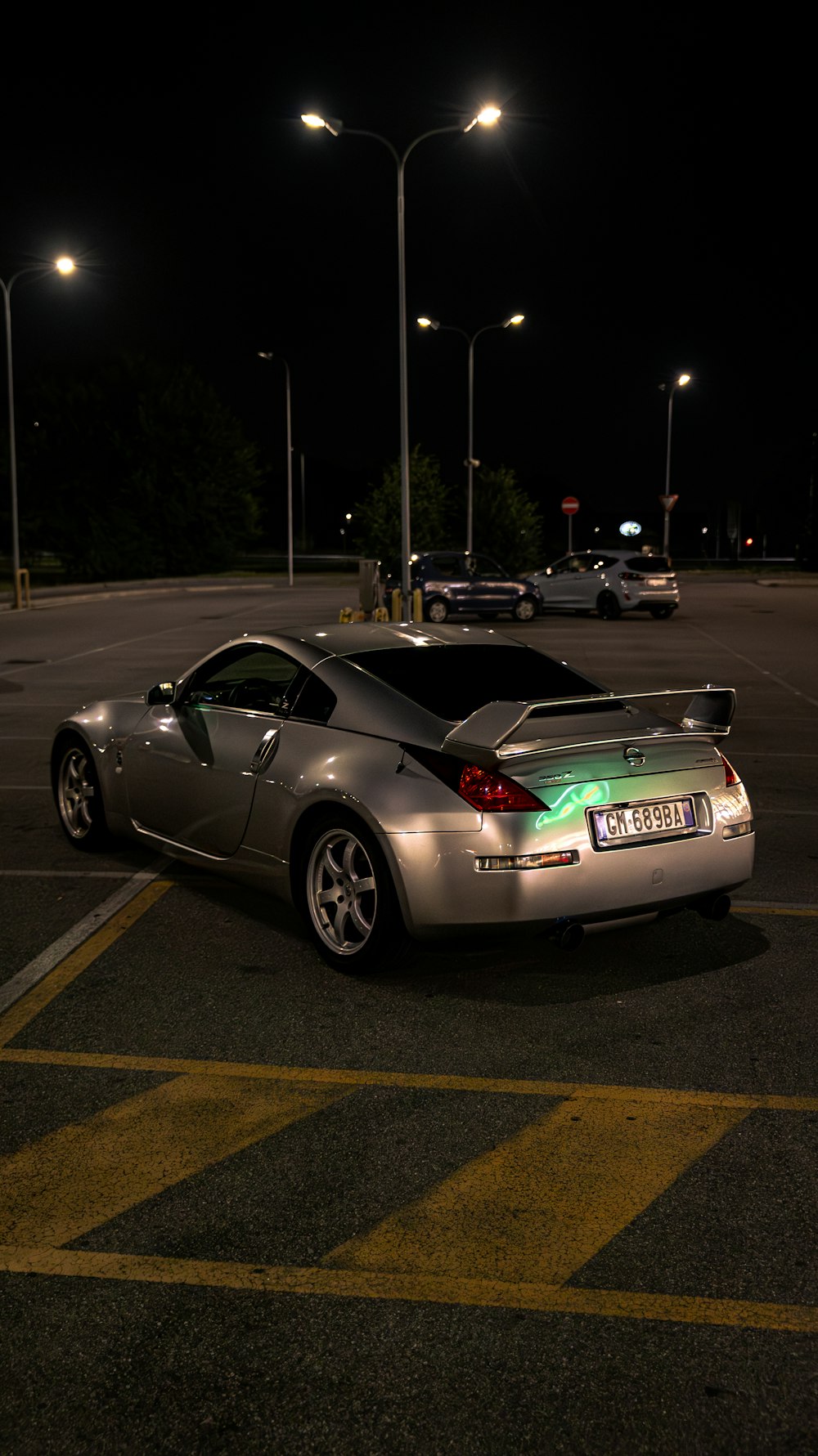 ein Auto, das nachts auf einem Parkplatz geparkt ist