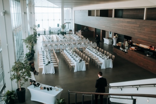 a room filled with lots of tables and chairs