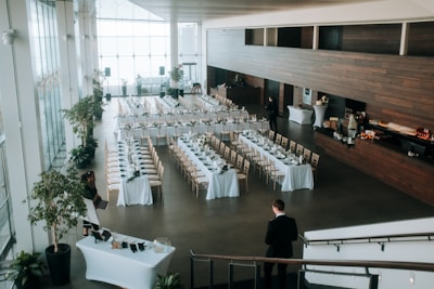 a room filled with lots of tables and chairs
