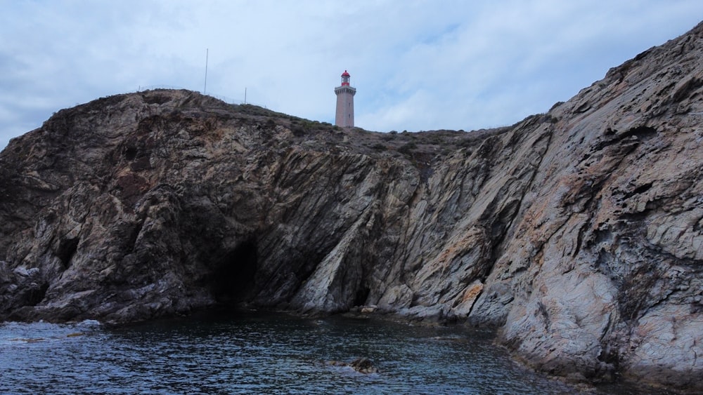 un phare au sommet d’un affleurement rocheux