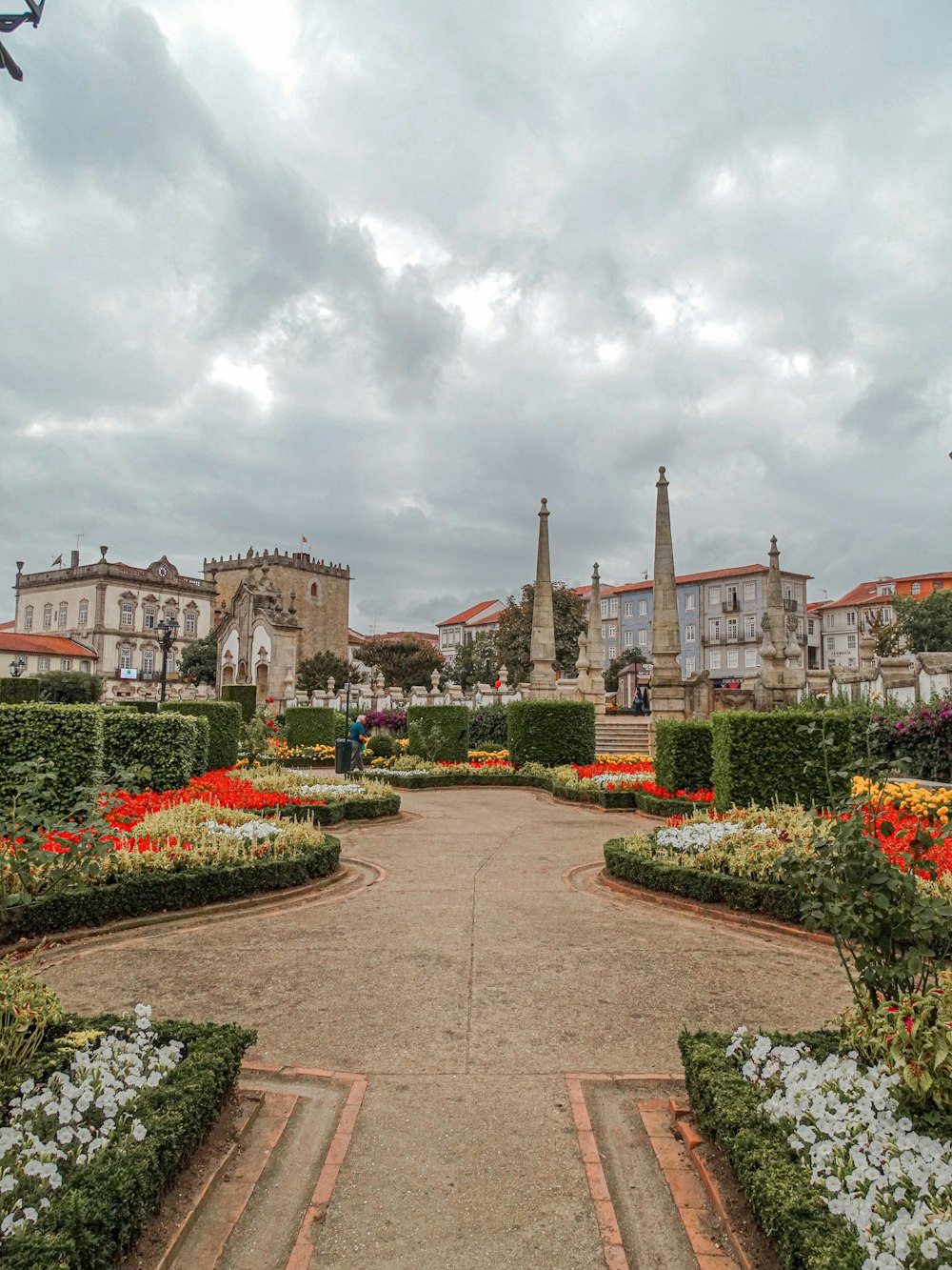 um grande jardim com muitas flores diferentes nele