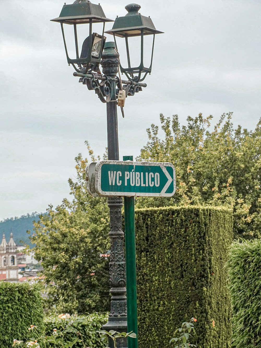 un poste de luz con un letrero de la calle