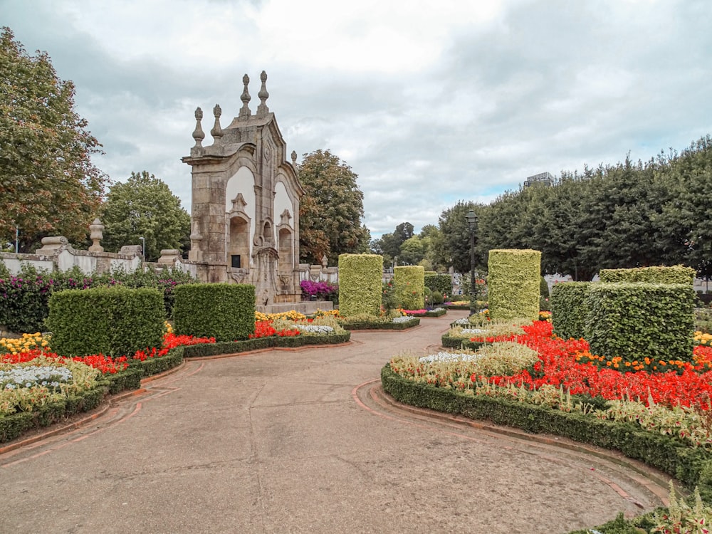 um jardim muito bonito com um grande edifício ao fundo