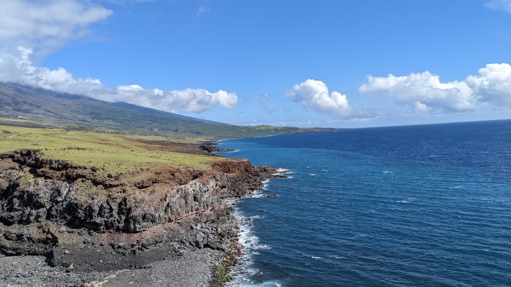 Una vista panoramica dell'oceano con una montagna sullo sfondo