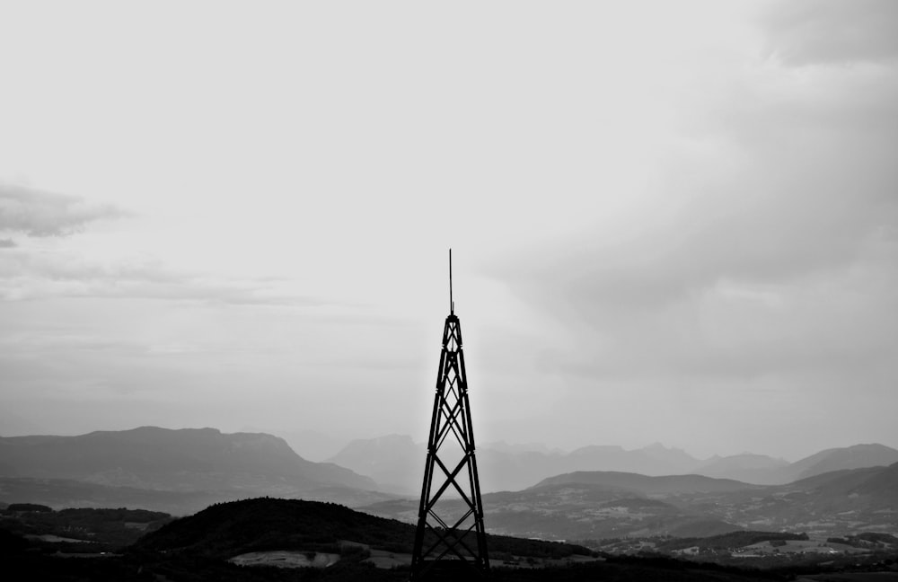 Una foto in bianco e nero di una torre radio