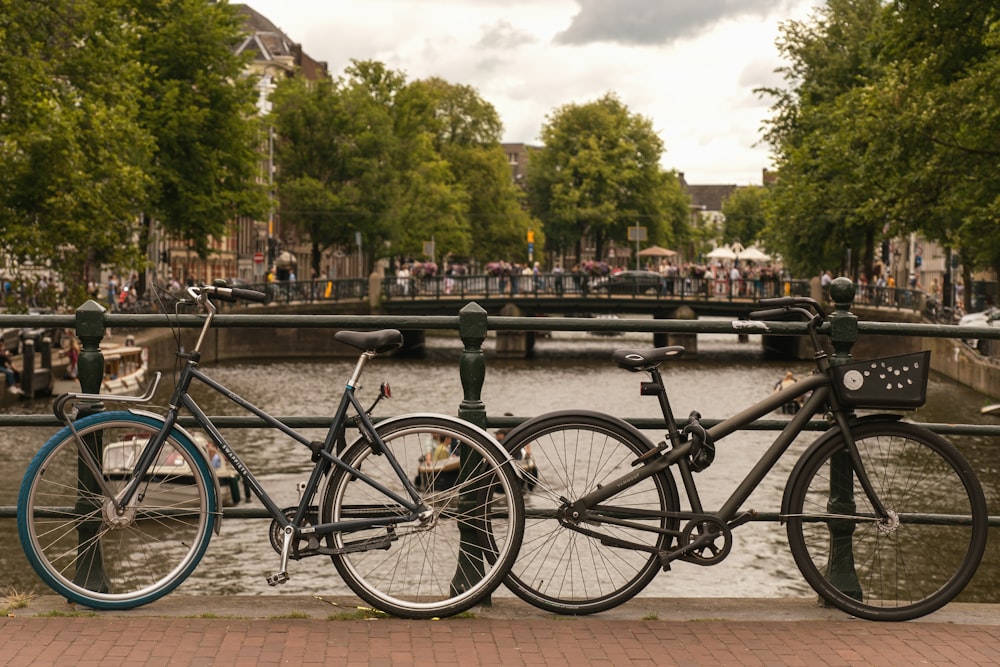 Due biciclette parcheggiate una accanto all'altra su un ponte