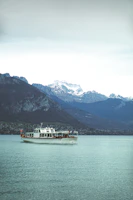 promenade en bateau sur le lac d'annecy avec vue sur les montagnes