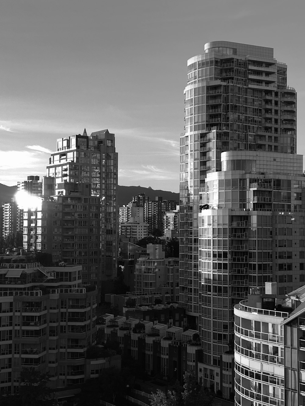 a black and white photo of a city skyline