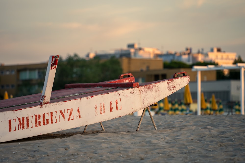Un barco blanco sentado en la cima de una playa de arena