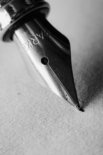 a black and white photo of a fountain pen