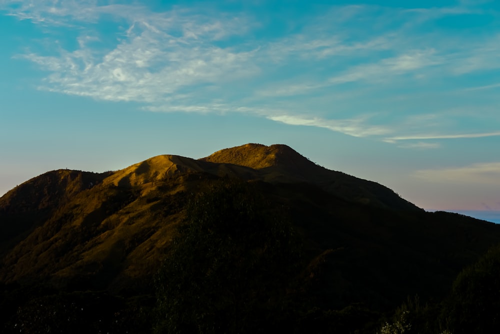 una vista della cima di una montagna al tramonto