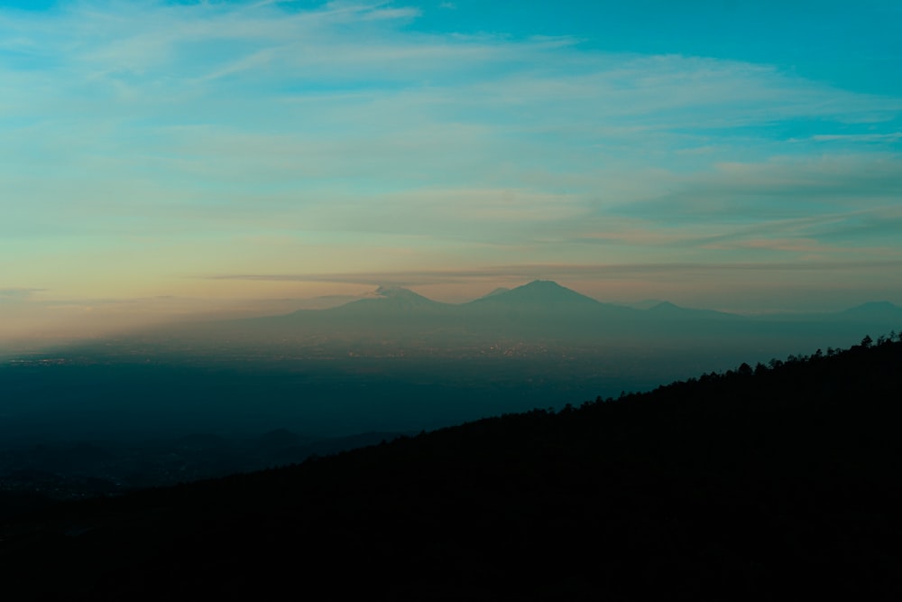 Una vista de una montaña con un fondo de cielo