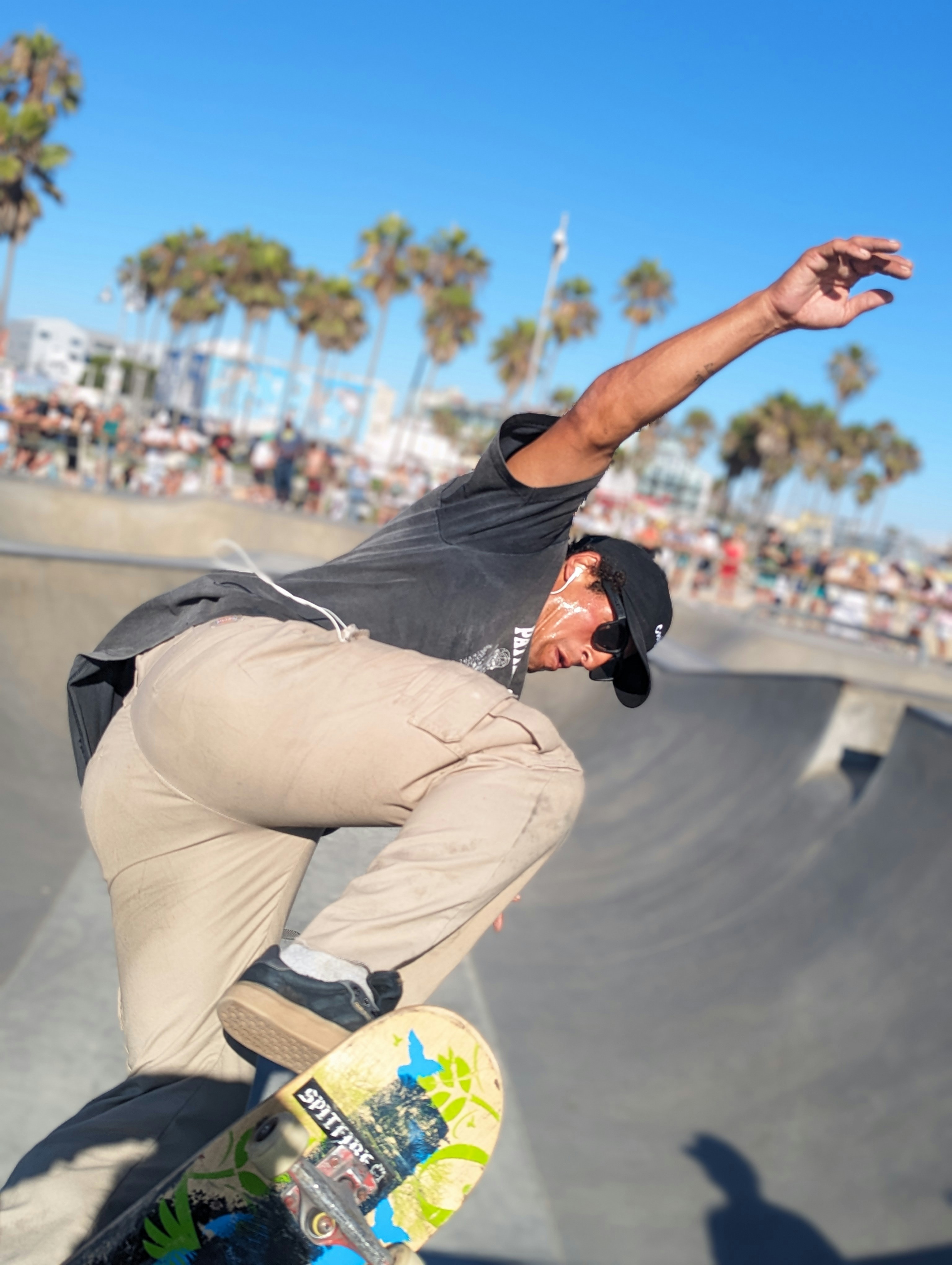 Ein Mann, der mit einem Skateboard die Seite einer Rampe hinauffährt