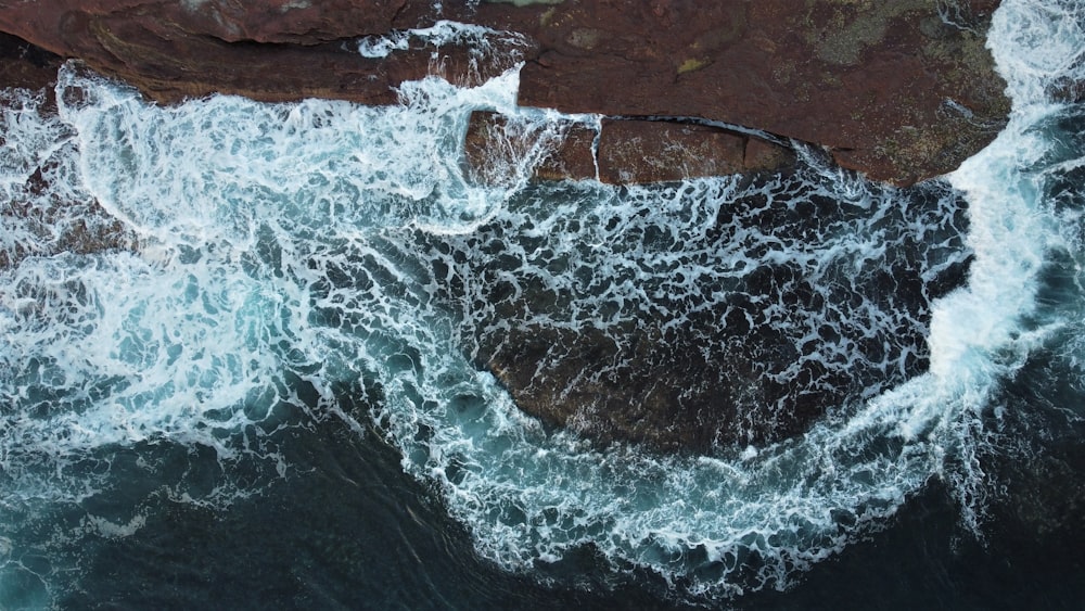 Eine Luftaufnahme des Ozeans und der Felsen