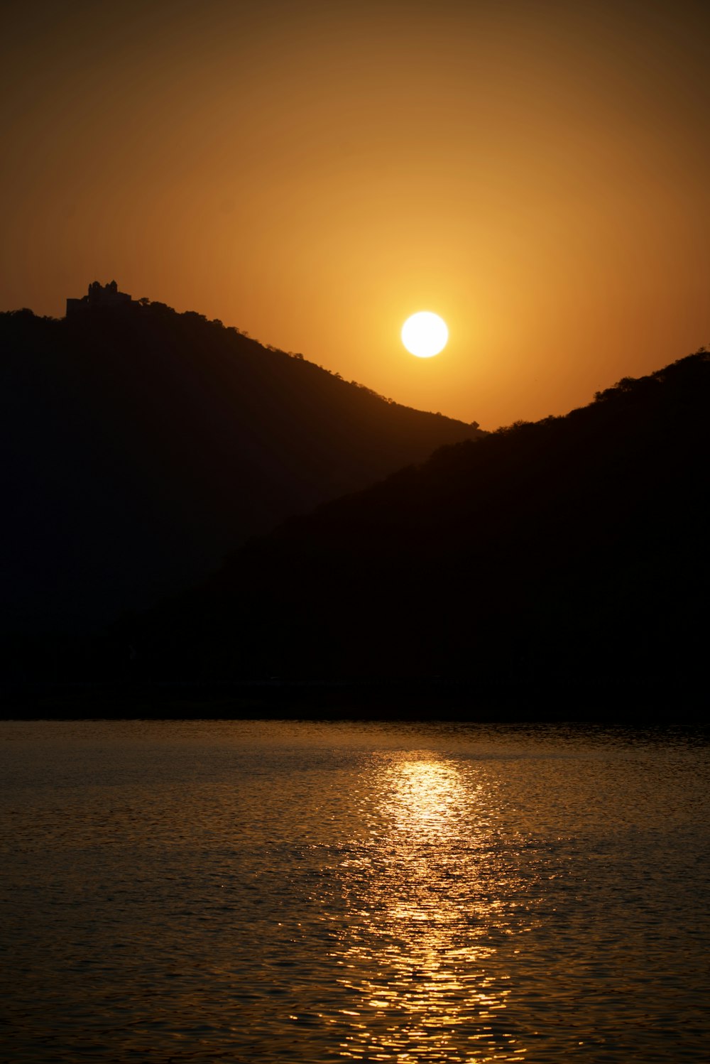 Le soleil se couche sur une chaîne de montagnes