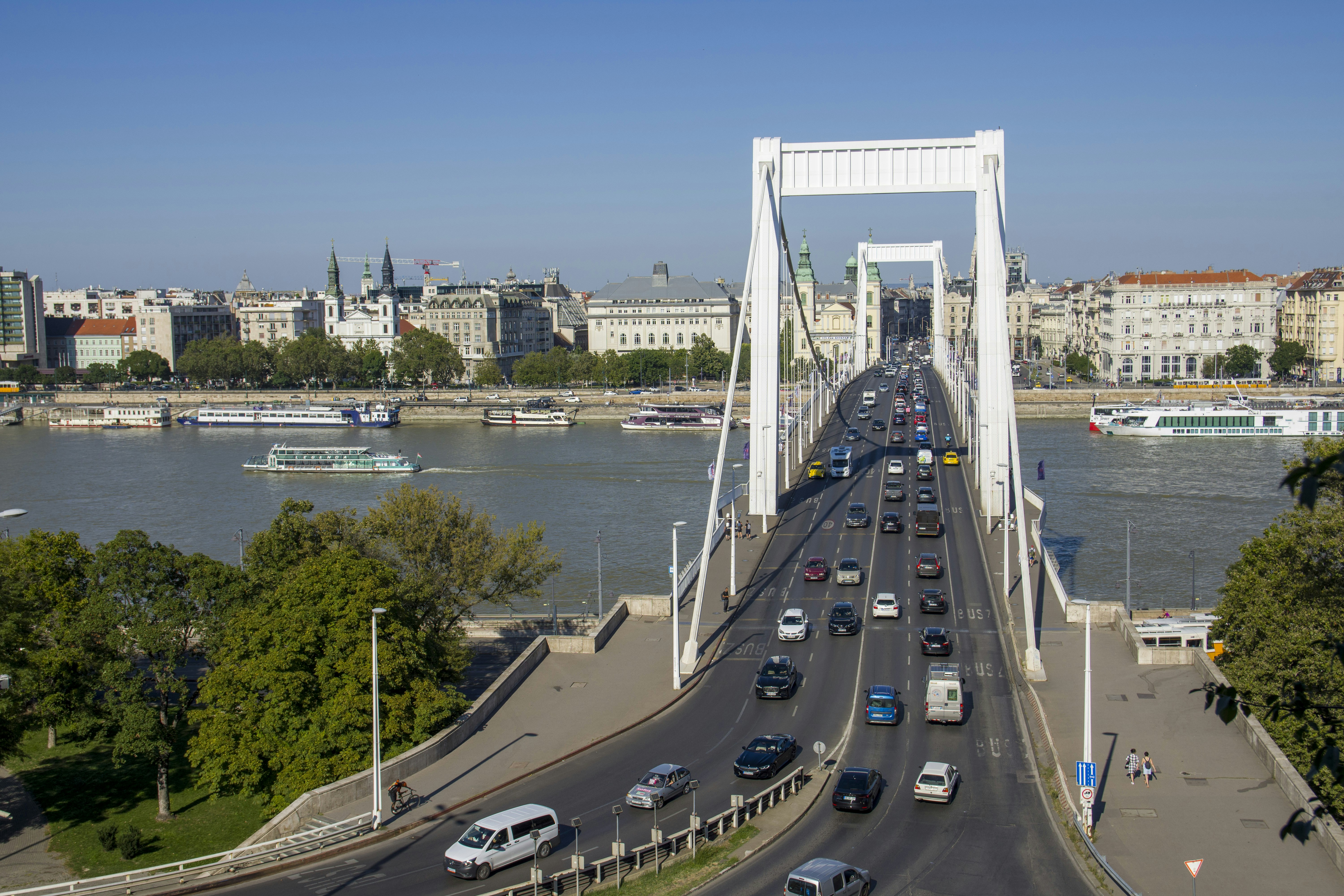 Blick auf eine Brücke über einen Fluss, auf der Autos fahren
