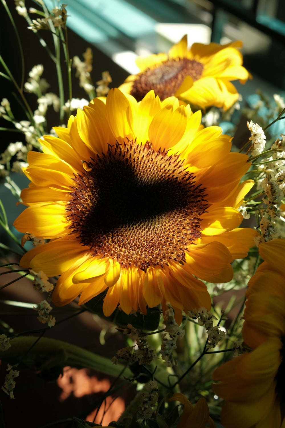 a vase filled with lots of yellow sunflowers