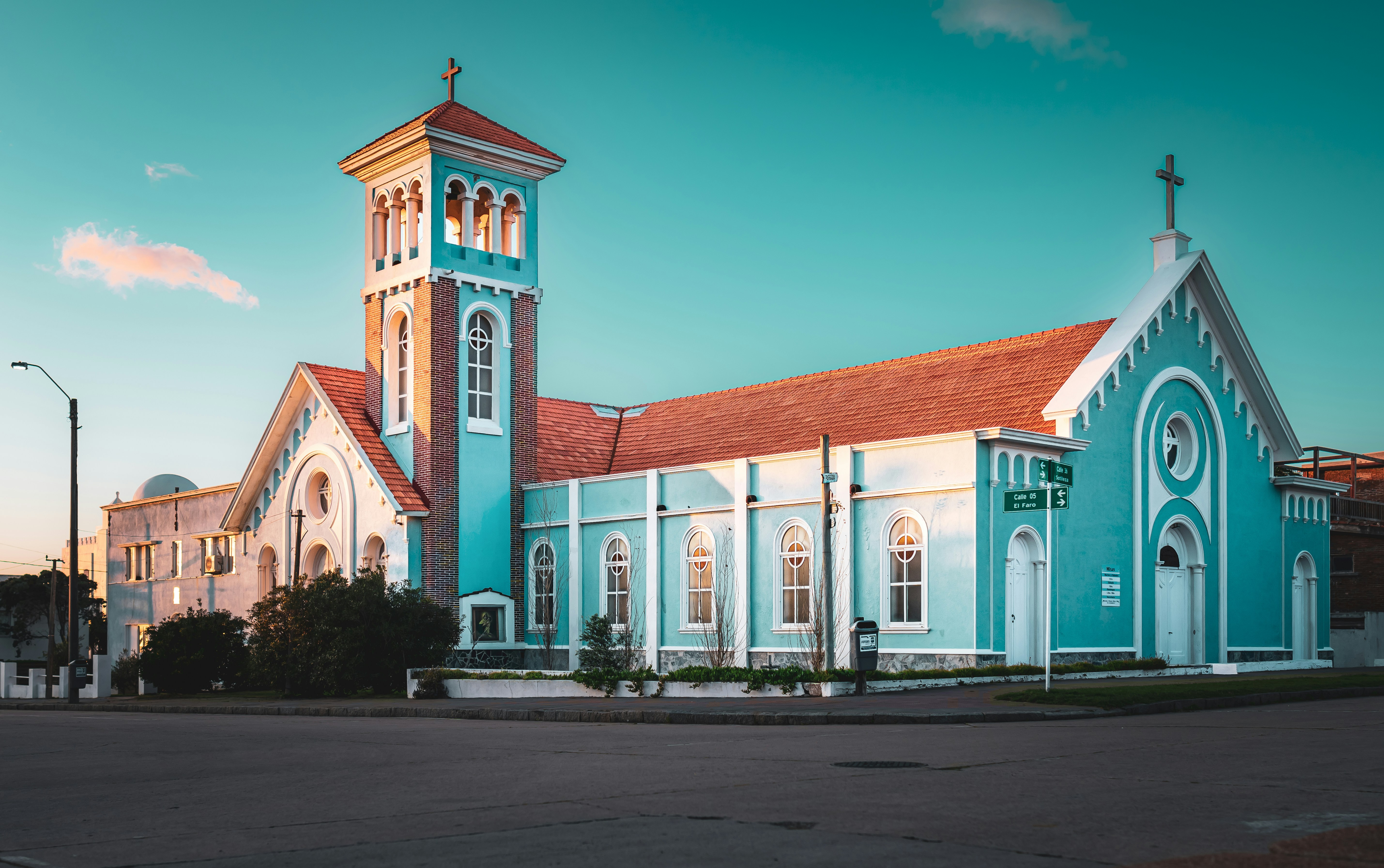 a large blue church with a red roof, Iglesia en Punta del Este