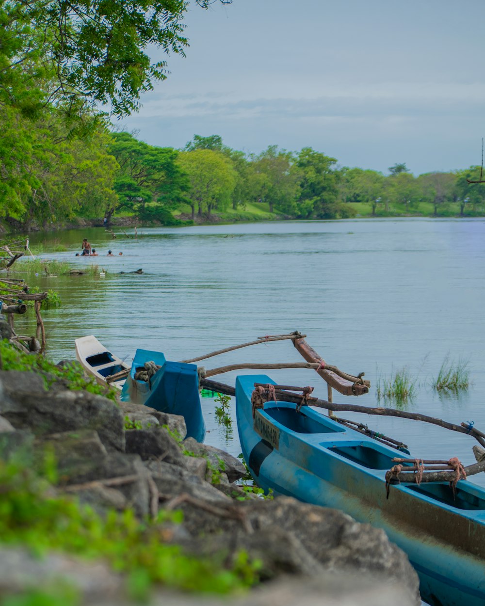 um par de barcos que estão sentados na água