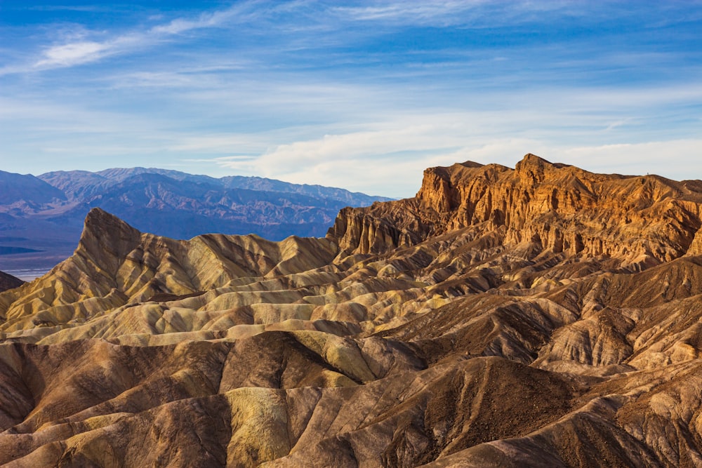 una vista di una catena montuosa nel deserto