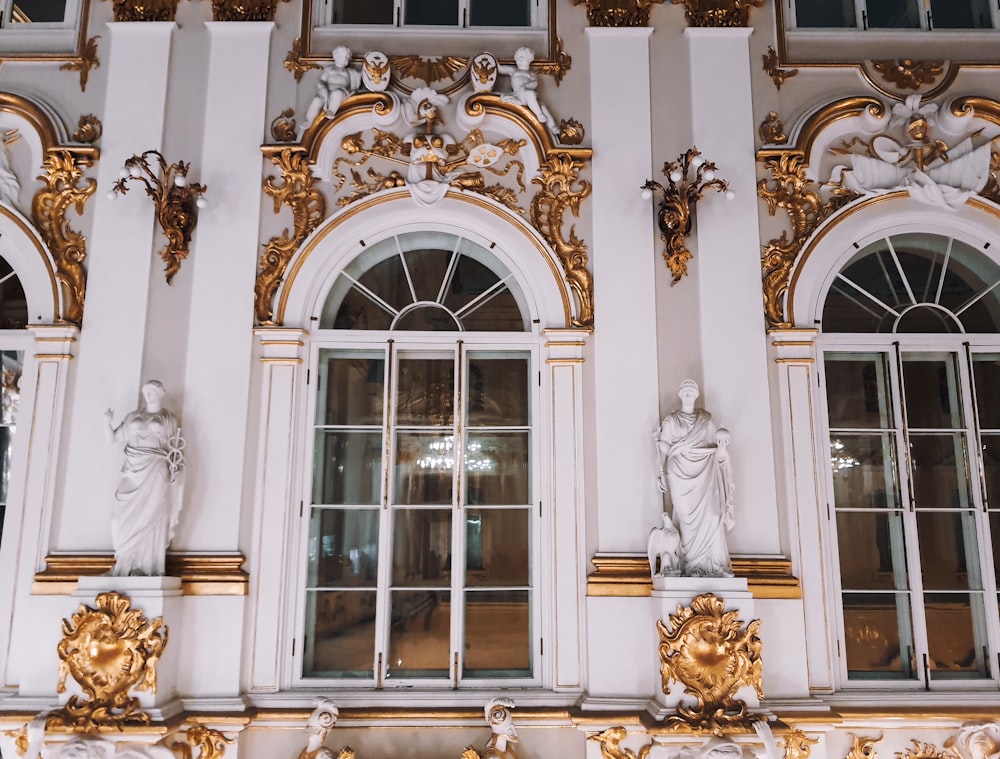 Un edificio blanco y dorado con muchas ventanas