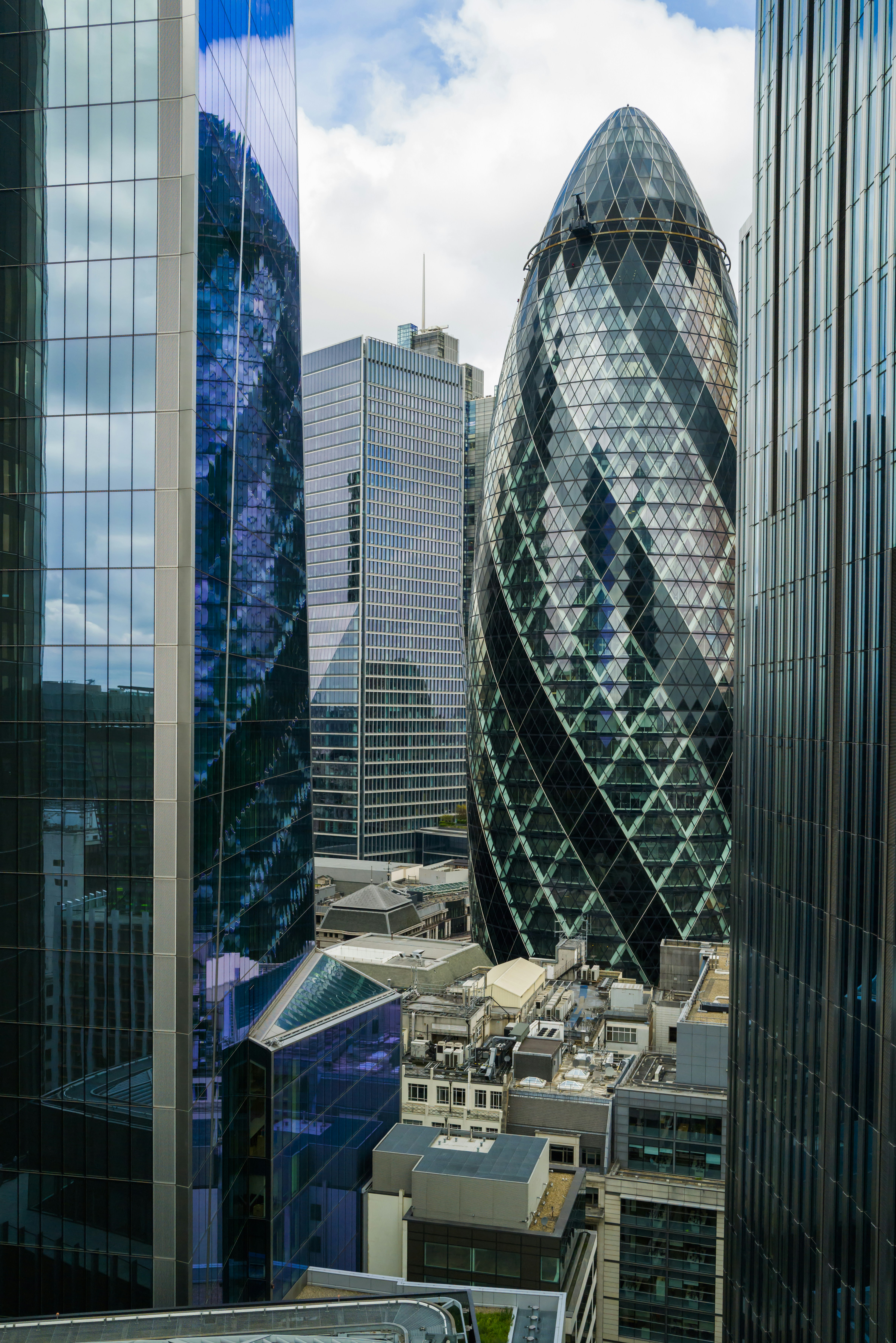 Ein Blick auf einige sehr hohe Gebäude in der Stadt