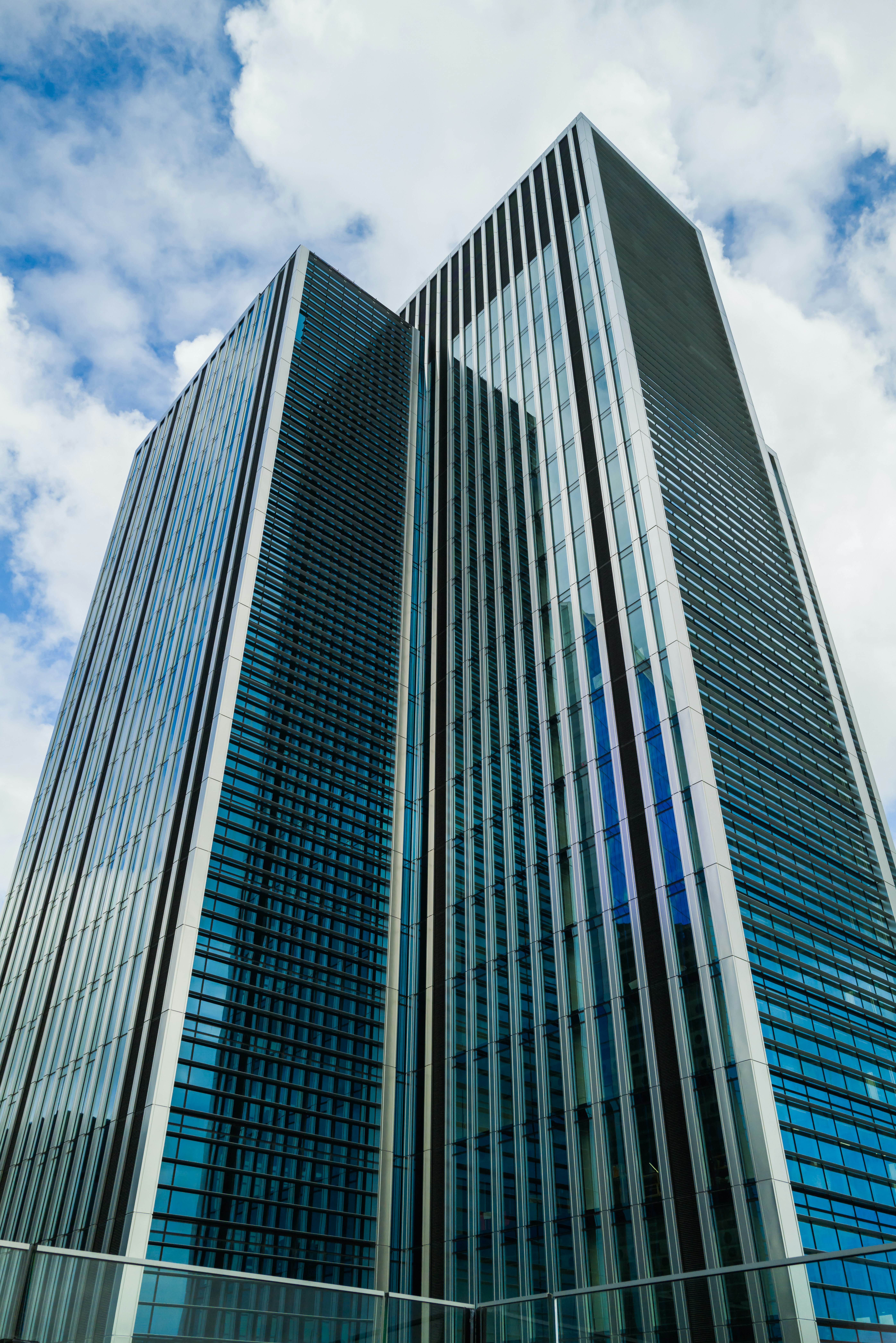 窓がたくさんある非常に高い建物