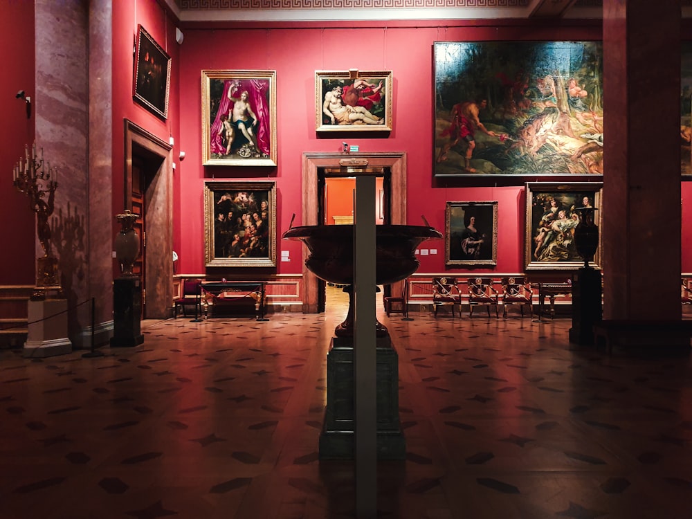 Una habitación llena de pinturas y pinturas en las paredes