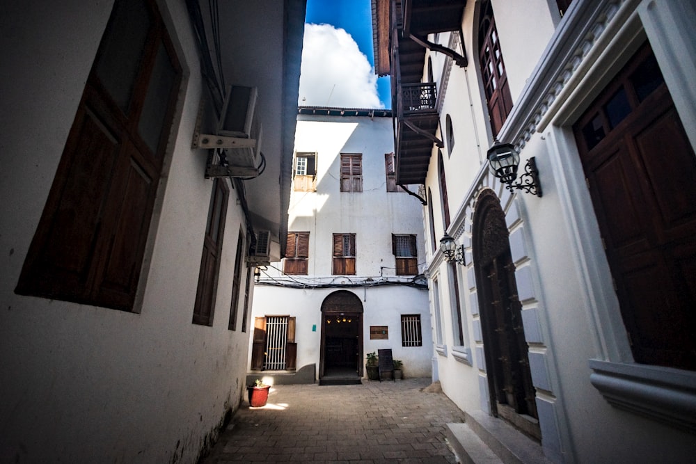 a narrow alley way with a building in the background