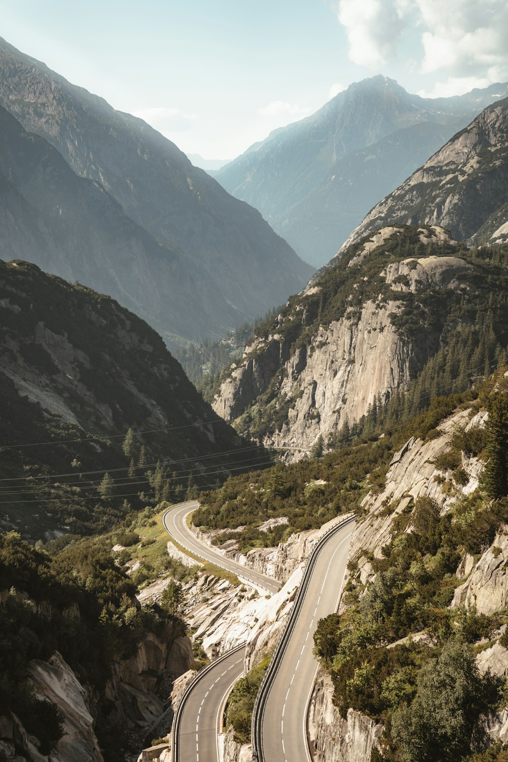 Blick auf eine kurvenreiche Straße in den Bergen