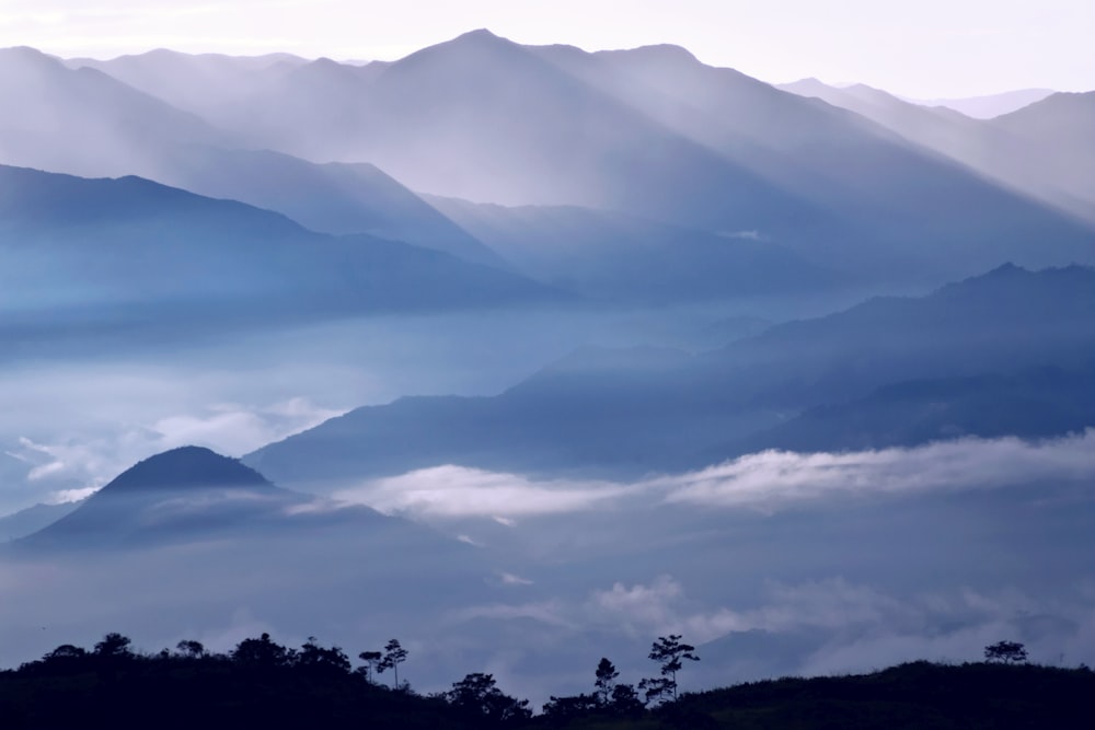 Una vista de una cadena montañosa cubierta de nubes