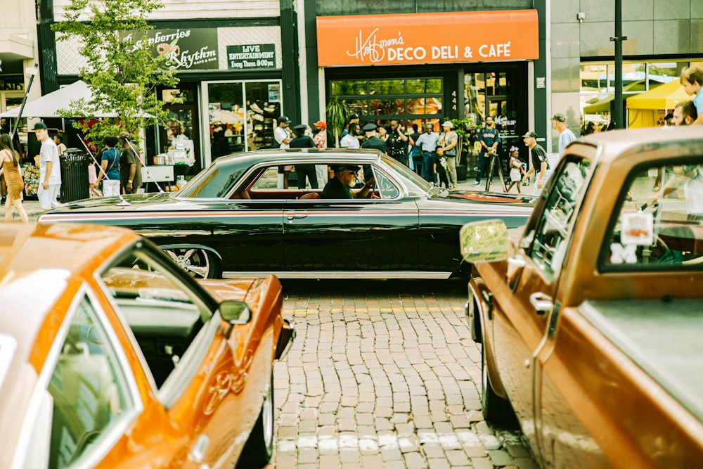 eine Gruppe von Autos, die auf der Straße stehen